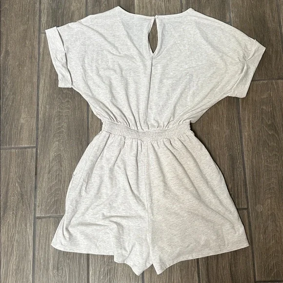 Express women’s cream Romper with Elastic Waist, size small. - Picture 8 of 8